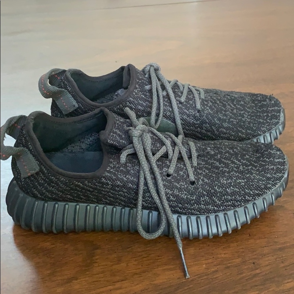 👟 Adidas YZY Boost black athletic shoes